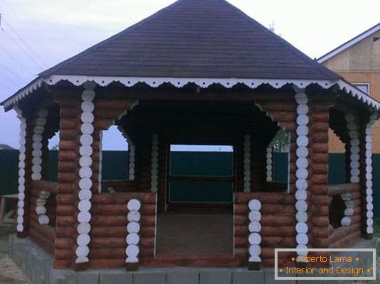 Struktura log kuće je klasična opcija za ukrašavanje dvorišta dvorišta zemlje.
