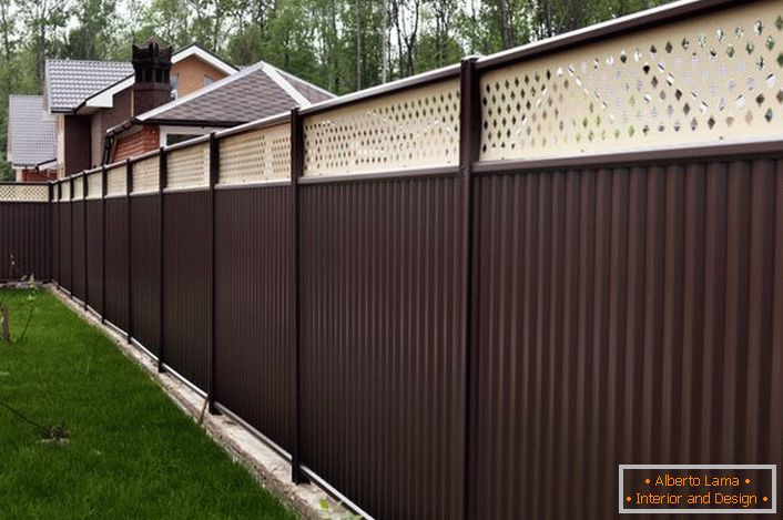 Modularna ograda je atraktivna ne samo zbog svog prijatnog izgleda, već je praktična i funkcionalna.