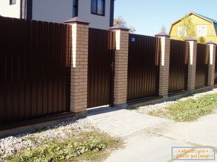Modularna ograda je tamno braon sa završnom oblogom od cigle - klasika žanra, ako se radi o dizajnu prigradskih područja.