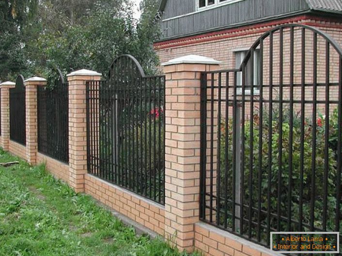 Izuzetno prihvatljiva opcija se smatra elegantnom modularnom ogradom za malu vilu. 