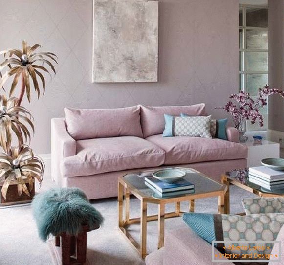 Dizajn dnevne sobe u svetlo roze i plavim tonovima