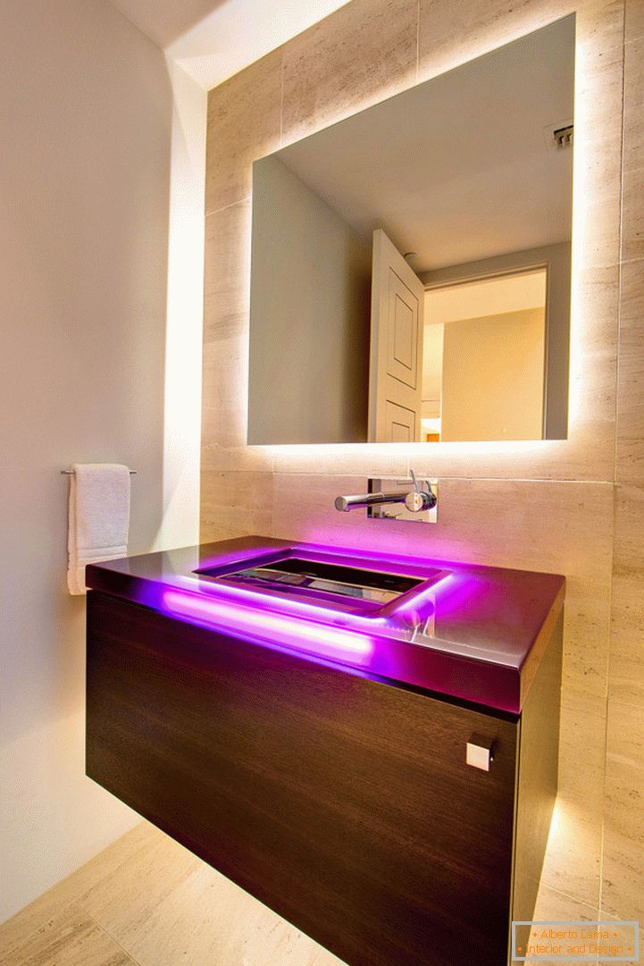 kupatilo-unutrašnjost-led-svetlo-zid-ogledalo-za-moderno-kupatilo-kombinirano-sa-braon-šperploča-furnir-plutajući-suvenost-kabinet-s-ljubičasto-led-umivaonik- svjetla-744x1117