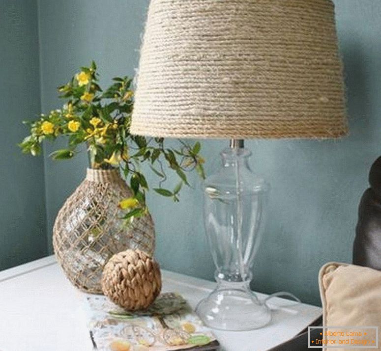 Vaza, lampa i magazin na stolu