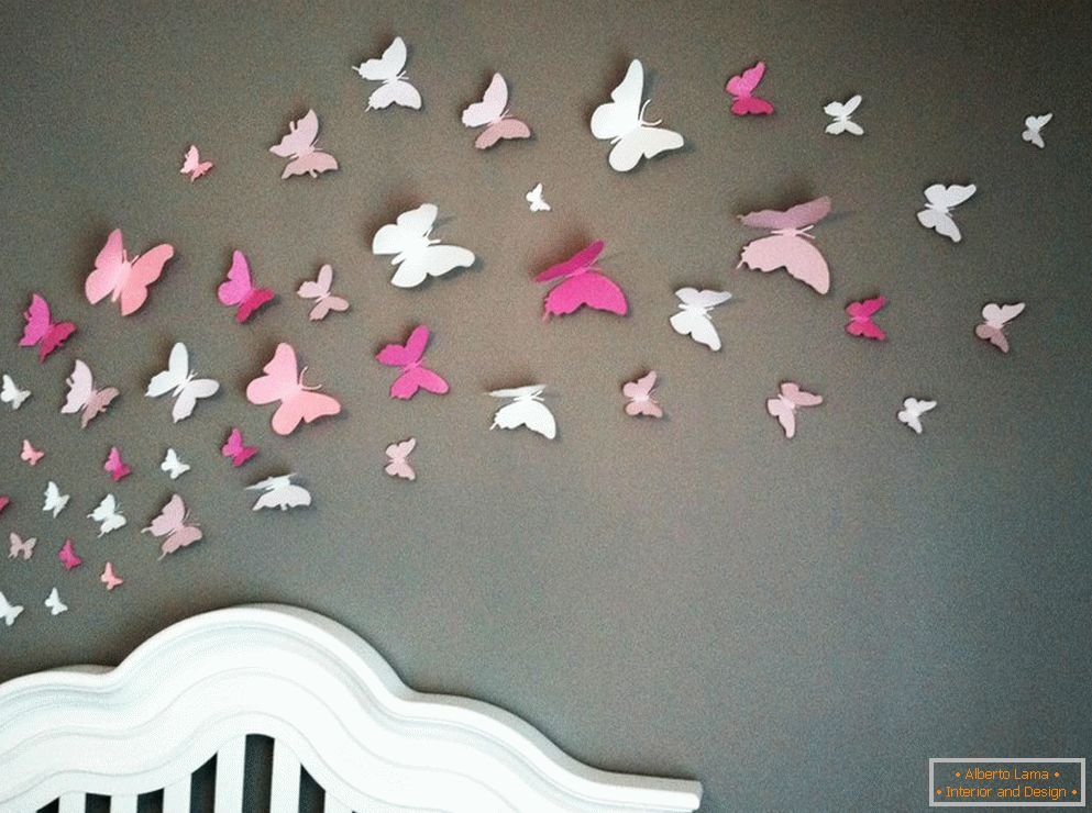 Leptiri od papira na zidu
