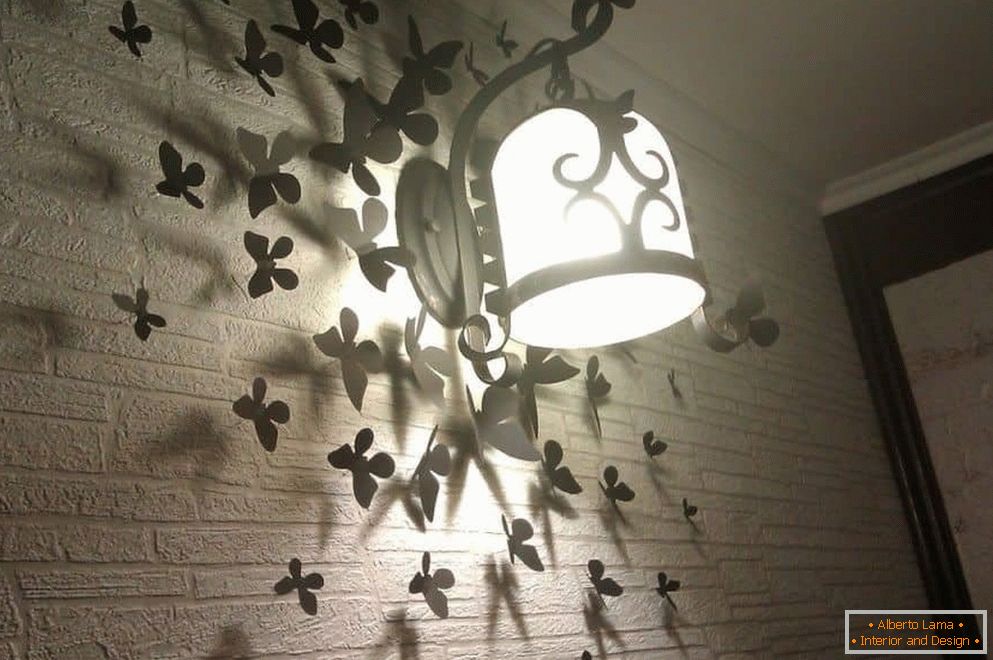 Leptiri na zidu sa lampom