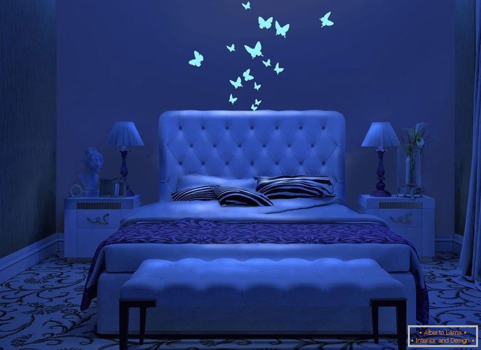 Sjajni leptir u unutrašnjosti spavaće sobe