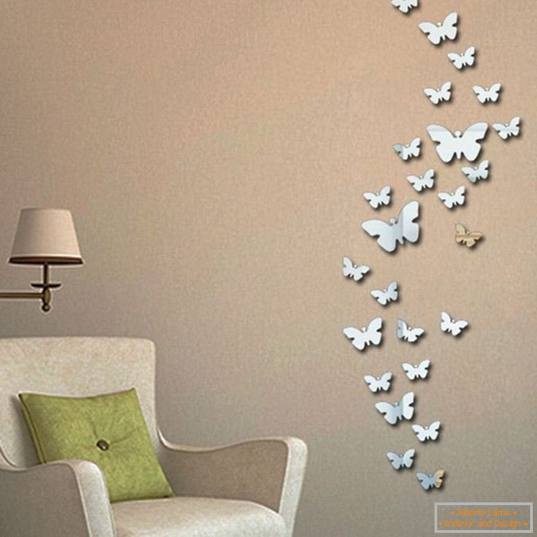 Ogledalo leptiri na zidu