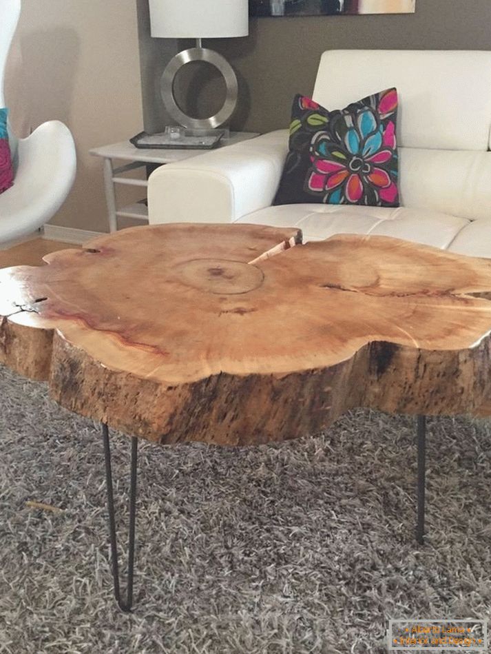 Veliki sto za kafu izrađeno od prirodnog drveta