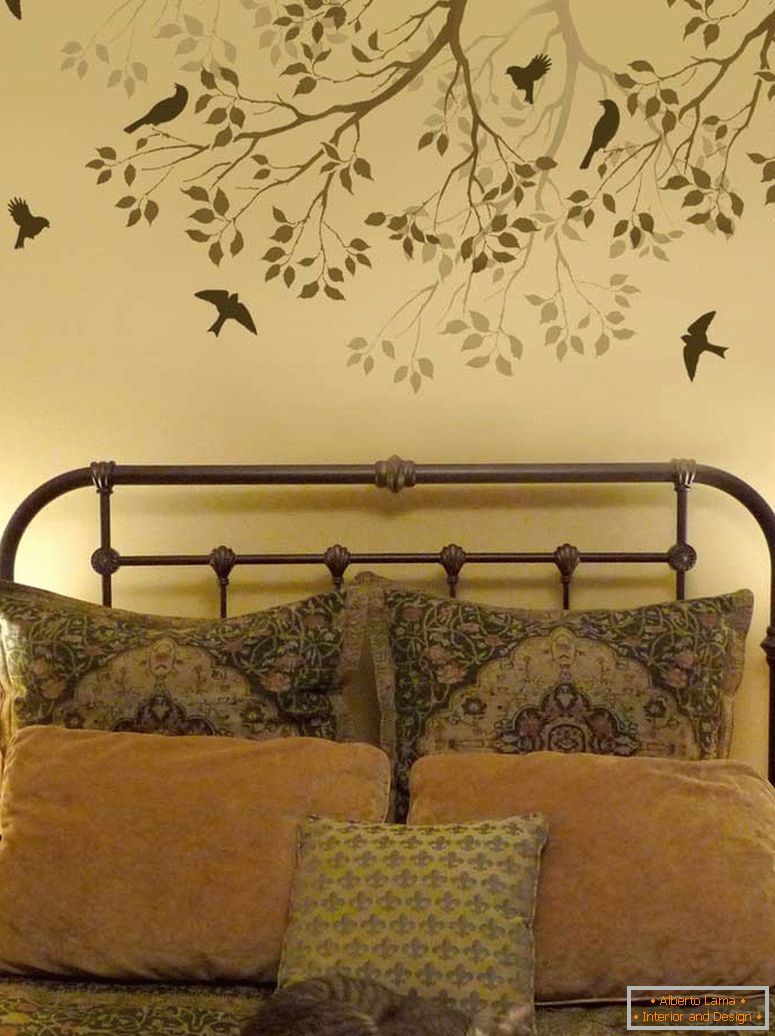 Drvo sa pticama preko kreveta