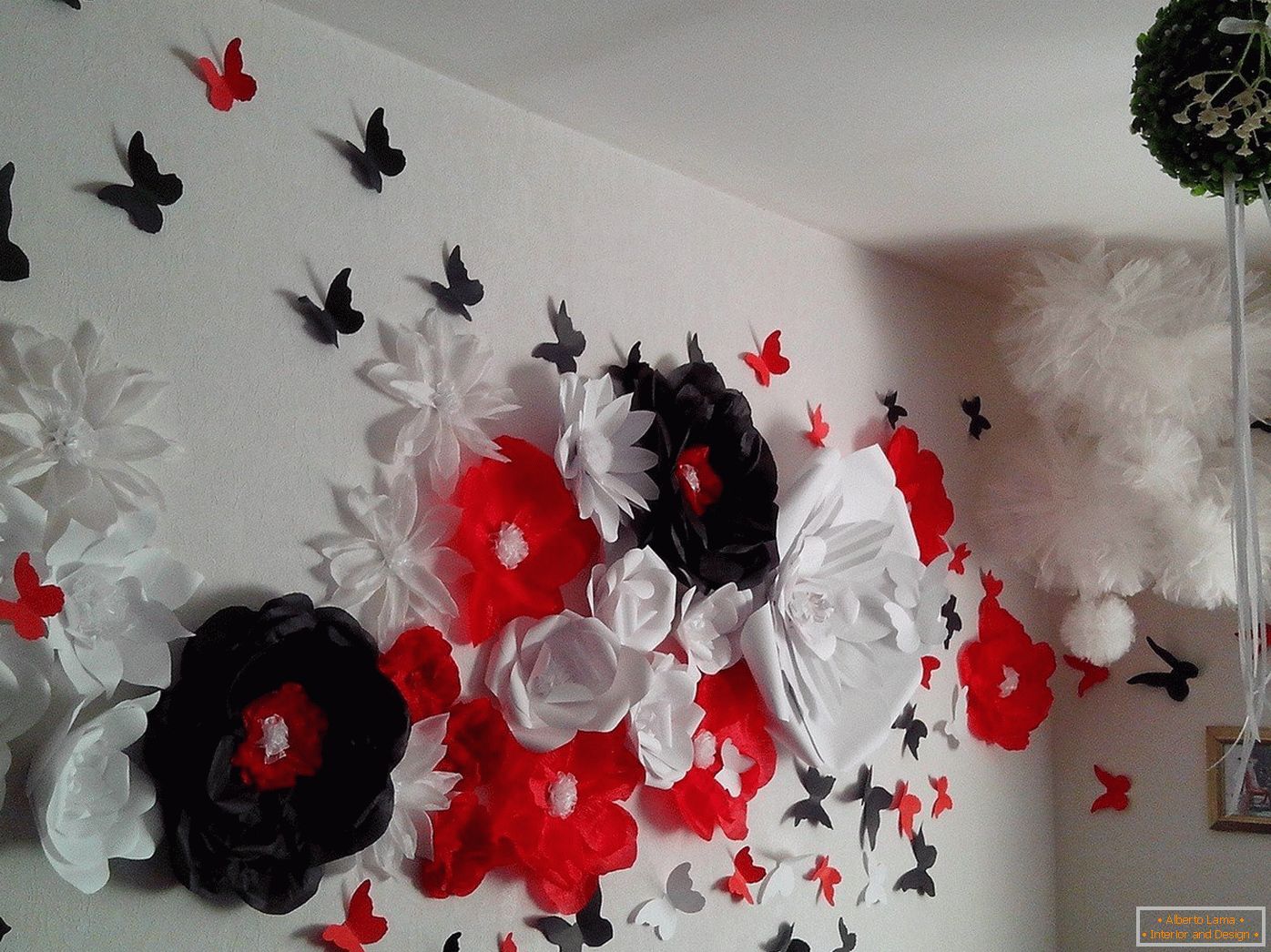 Cveće i leptir na zidu