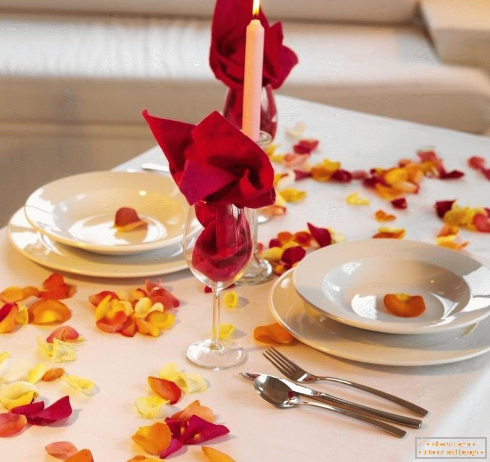 Jednostavna dekoracija stola sa laticama od ruže