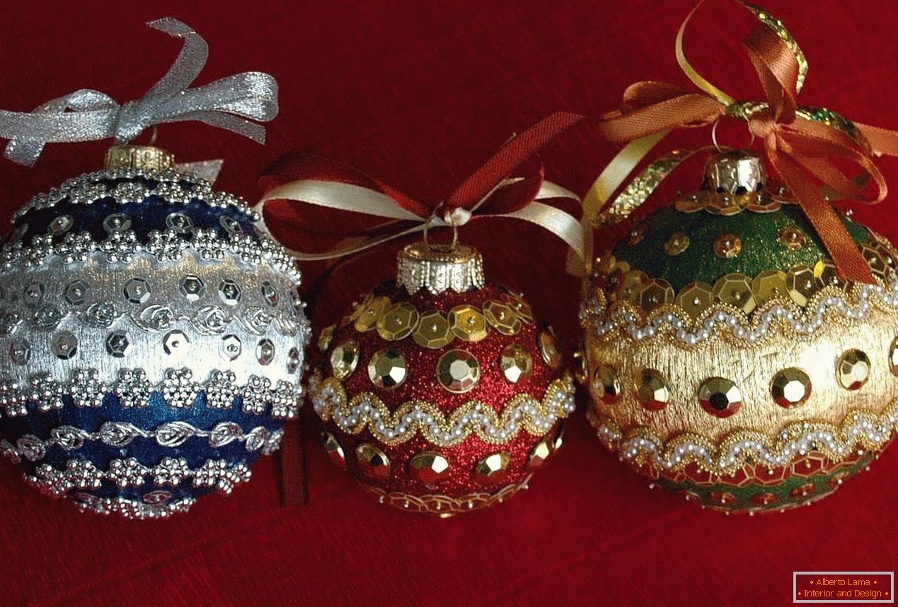 Božićne lopte ukrašene perle