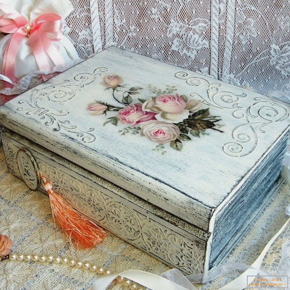 Bijeli kovčeg sa ružama