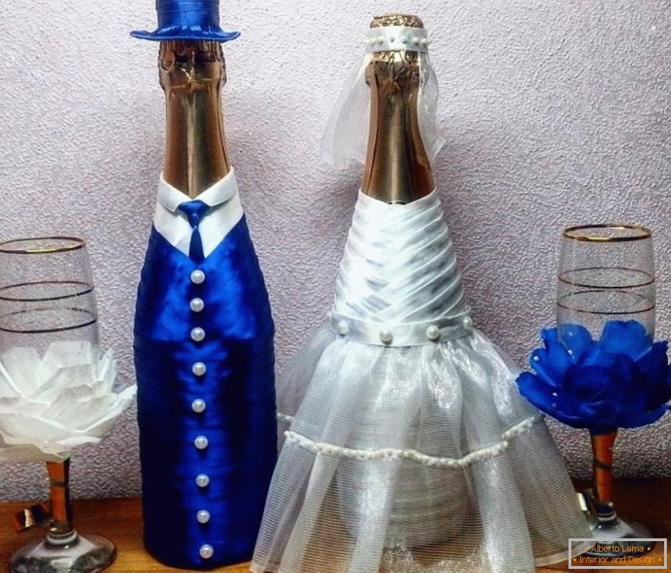 Vjenčane boce u odelima mlade i mladoženja