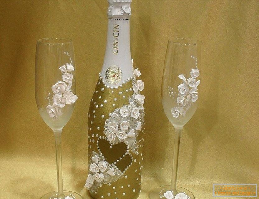 Dekor boca i čaša za vino sa ružama i perlama