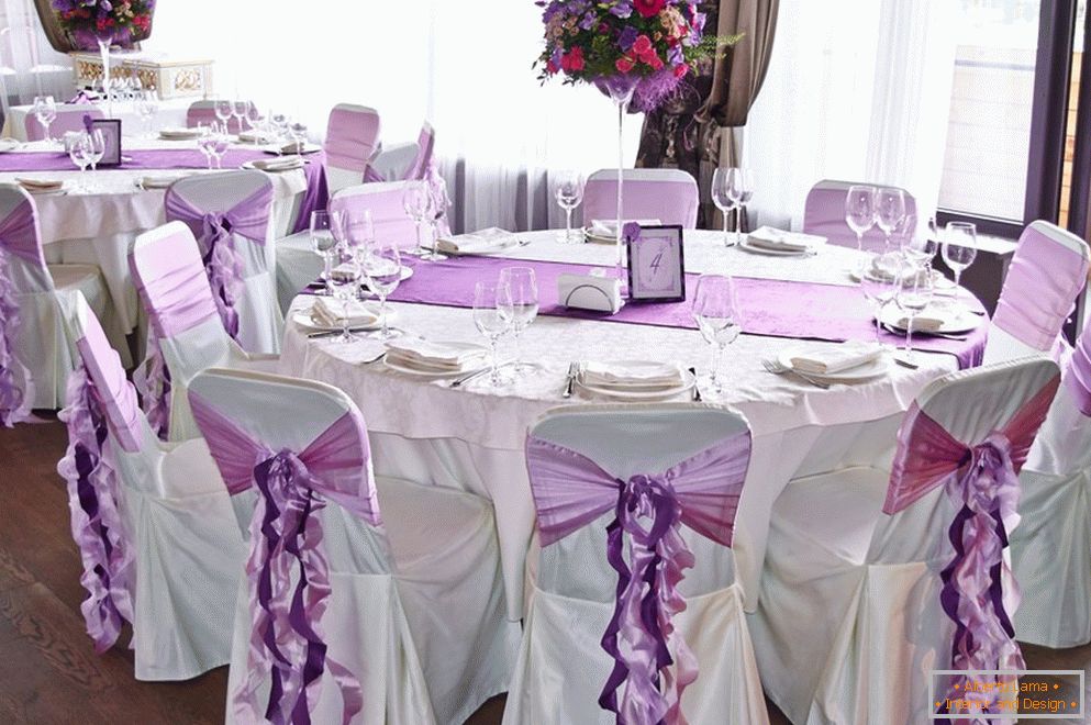 Registracija stolova za goste i stolica na venčanju