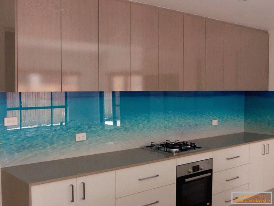 Stakleni panel na bočici u kuhinji