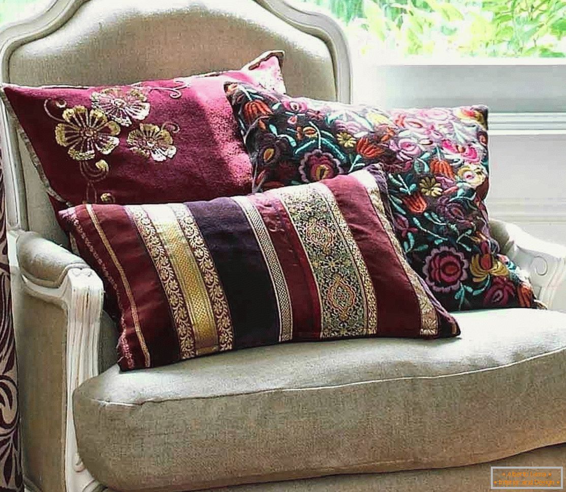 Dekorativni jastuci с вышивкой 
