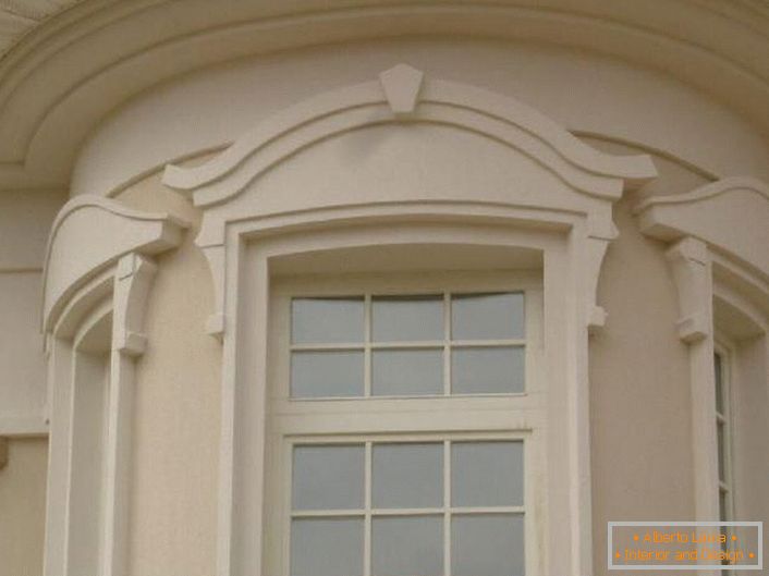Prozorski okviri su napravljeni u stilu Art Nouveau. 