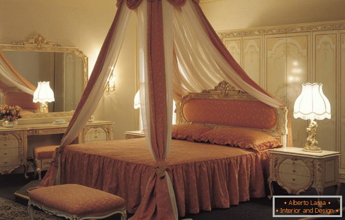 Baldahin preko kreveta smatra se najneobičnijim elementom dekoracije spavaće sobe.