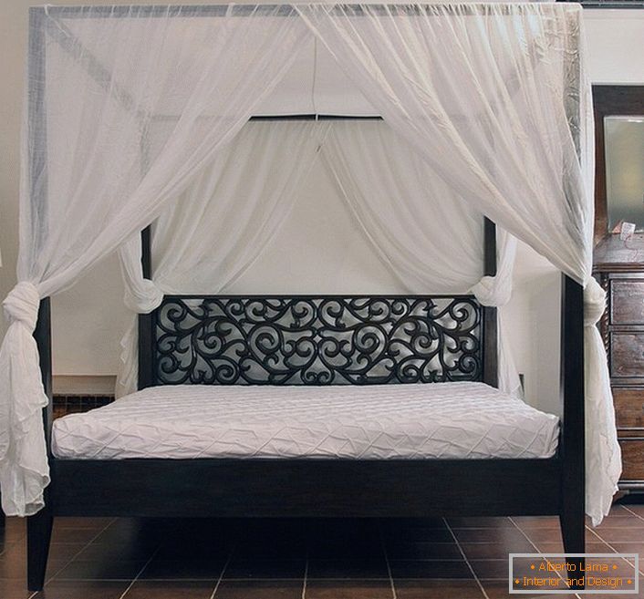 Spavaća soba u stilu Art Nouveau je atraktivna zbog pravilne organizacije kreveta. Za kišobran se koristi lagana prirodna tkanina.