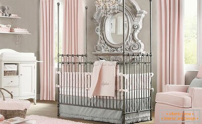 Soba u stilu minimalizma za bebu. U unutrašnjosti se nalaze odjeci baroknog stila koji se harmonično uklapaju u koncept celokupnog dizajna.