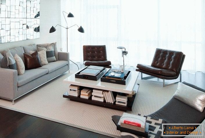 Kauč ​​u visokotehnološkom stilu uvek ima jasne geometrijske konture. Kao dekor, uglavnom koristimo kvadratne jastuke jednake veličine.