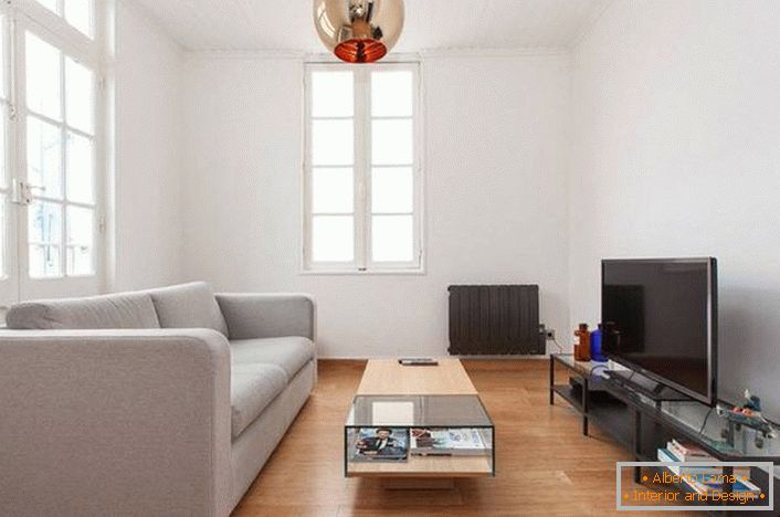 Mala kauč u visokotehnološkom stilu pogodna je za unutrašnju dekoraciju u stilu minimalizma ili art deco-a.