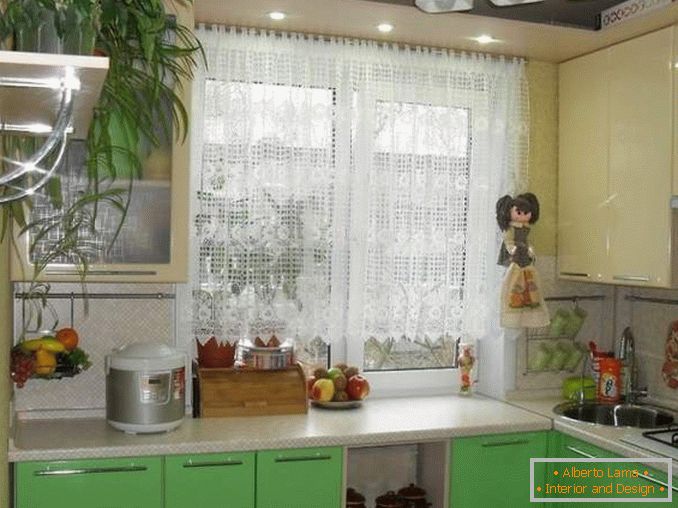 Dizajn jednokrevetnog stana u Hruščovu - fotografija male kuhinje