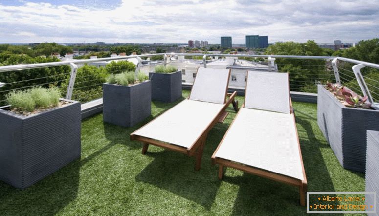 dvokrevetne stolice-na krovu-top-balkon-sa-zelenim-travnatom-podom