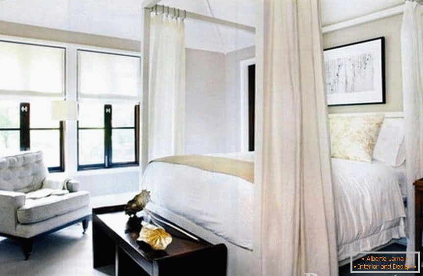 Klasična bela spavaća soba s krovnim krevetom