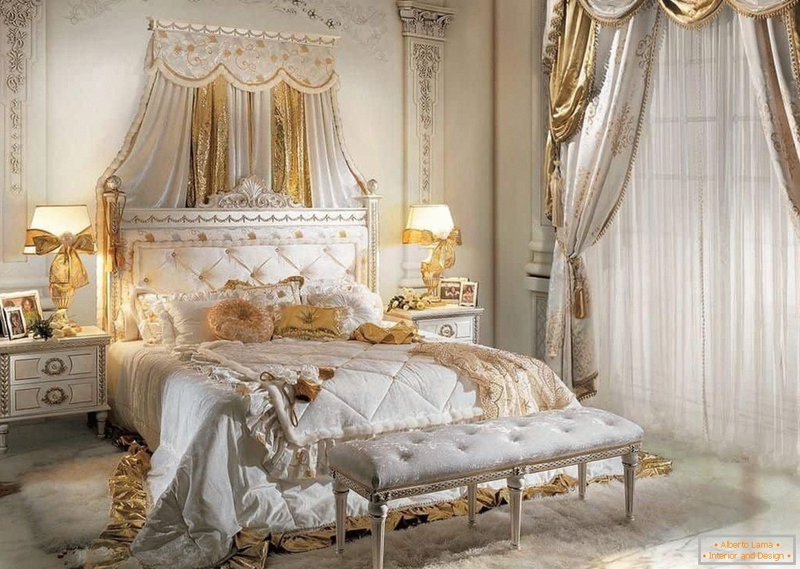 Krevet u klasičnoj bijeloj spavaćoj sobi i zid ukrašen štukaturom
