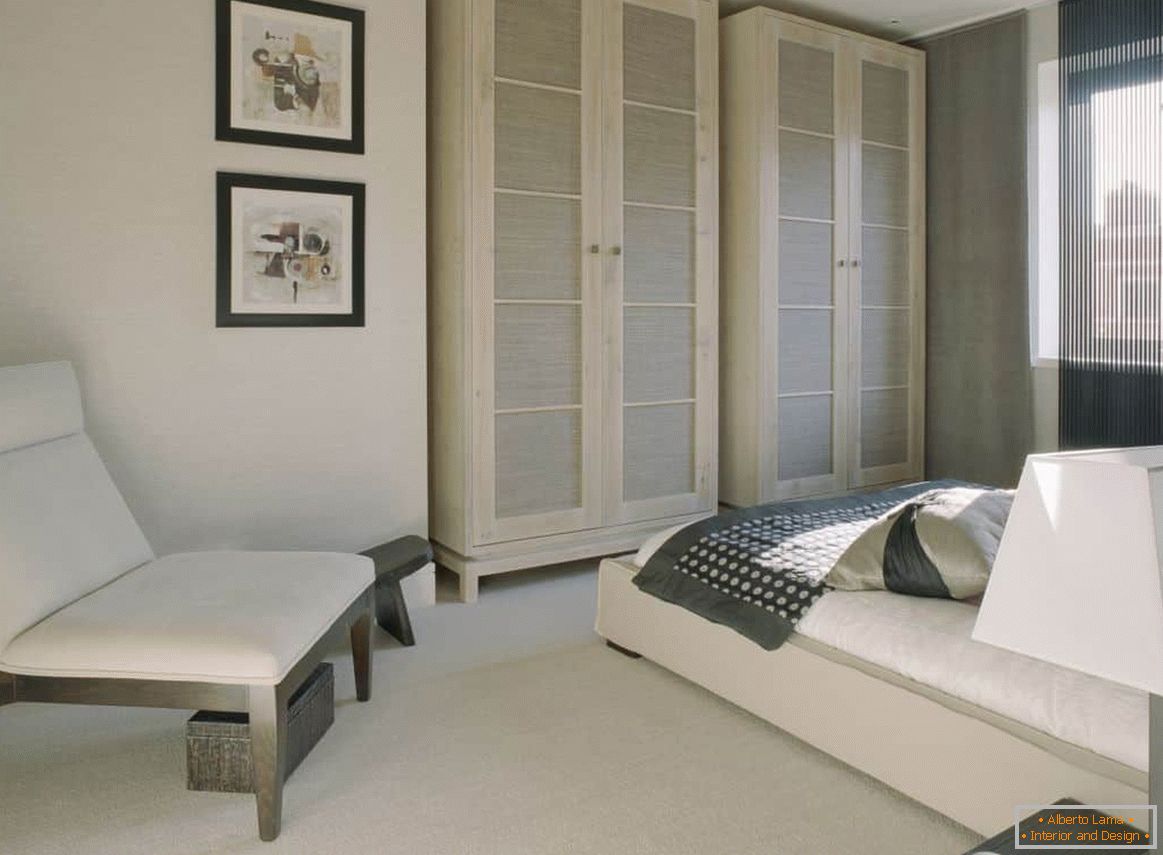 Klasična bela spavaća soba sa udobnim ormarima