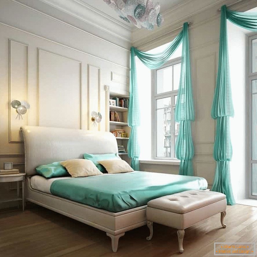Bijeli unutrašnjost klasične spavaće sobe može se razblažiti obojenim posteljama i zavesama