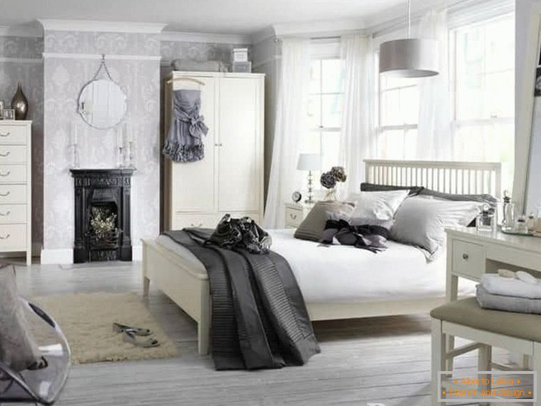 Bela spavaća soba puna dodataka u klasičnom stilu