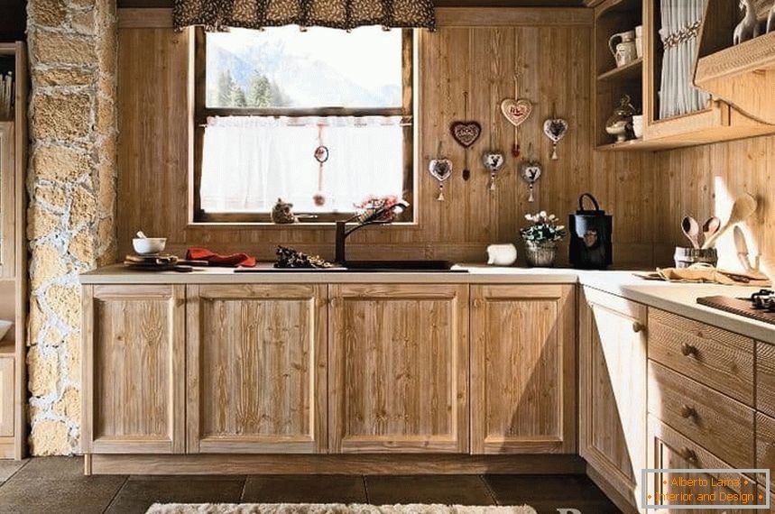 Kuhinja u ekološkom stilu sa drvenim prednjim dijelom