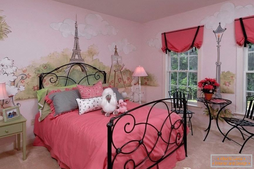 Spavaća soba za devojčicu sa oslikanim zidovima
