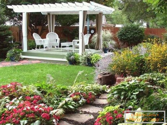 Fotografija prekrasnih dvorišta privatnih kuća sa cvijećem
