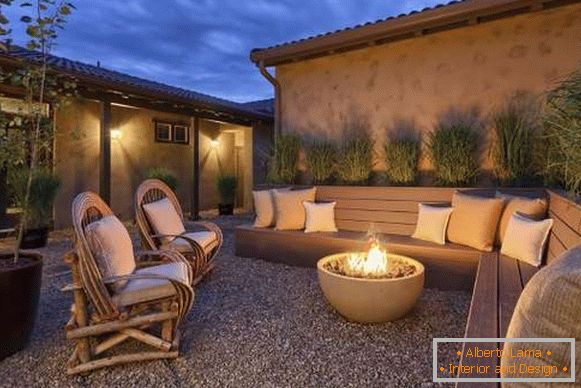 Pejzažni dizajn privatne kuće - fotografija rekreacionog prostora kod vatre