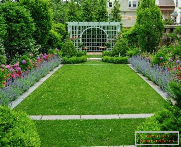 Dizajniran projekat dvorišta privatne kuće u selu - cvijeće u vrtu