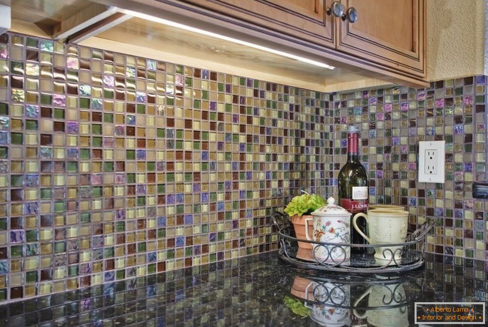 Mozaik bočice u kuhinji
