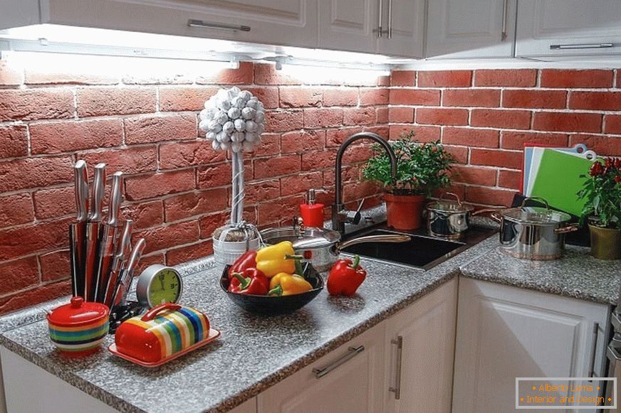 Kecelja sa zidovima u kuhinji