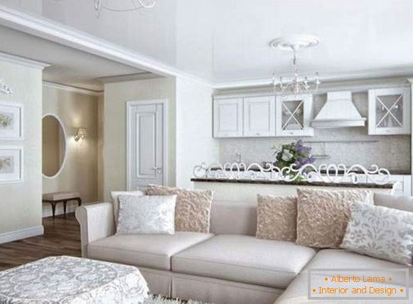 Klasičan dizajn dnevne sobe u privatnoj kući u bijeloj boji