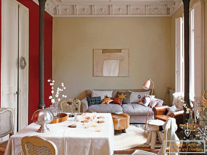 Elegantan dnevni boravak u stilu eklekticizma ukrašen slatkim jastucima. Za novogodišnju dekoraciju sobe, vlasnik kuće izabrao je zanimljivu smrću sa stilskim ukrasima.