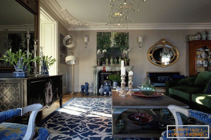 Glavni privlačni element u gostinjskoj sobi bio je tepih sa svetlim plavim ornamentima koji se harmonično skladaju s tapaciranjem fotelja.