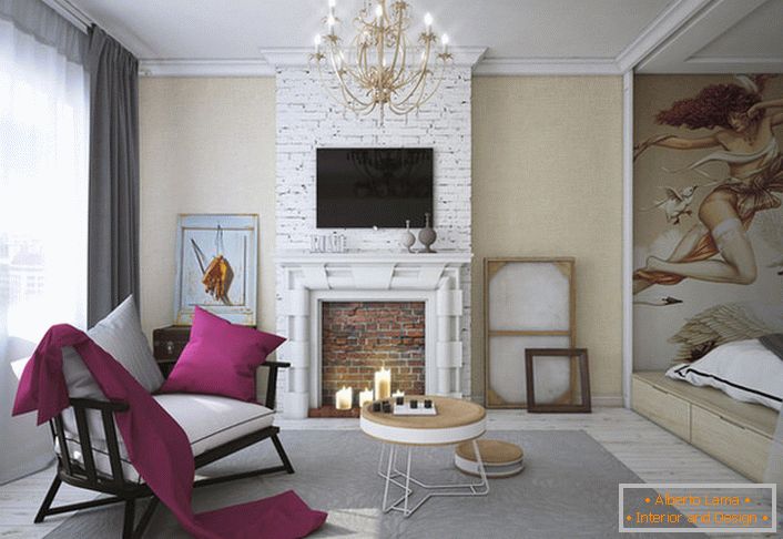 Nameštaj u dnevnoj sobi svetlih i tamnih boja je različit u svom stilu, ali zahvaljujući belim jastucima, savršeno se uklapa u koncept koncepta eklektičnog stila.
