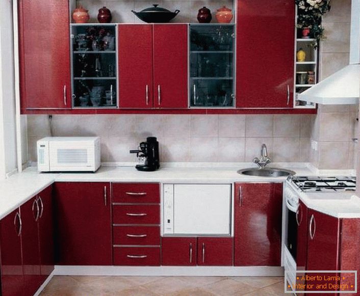 Glavni zahtevi za organizovanje kuhinje od 9 kvadratnih metara su praktičnost i funkcionalnost. Kuhinja u obliku slova U bogate borove boje nije samo pogodna, već ima i atraktivan izgled.