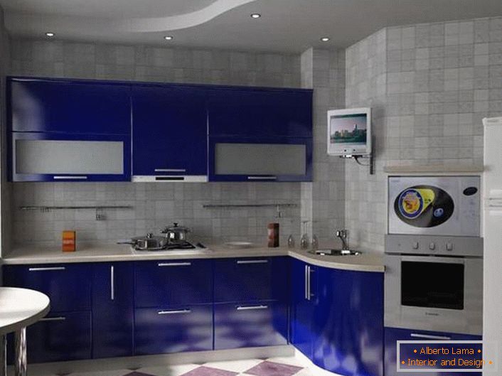 Kuhinja površine 9 kvadratnih metara je organizovana u smislu uštede korisnog prostora. Funkcionalnost kuhinjske jedinice i estetske privlačnosti čini opremljenost odličnim izborom za studijske apartmane. 
