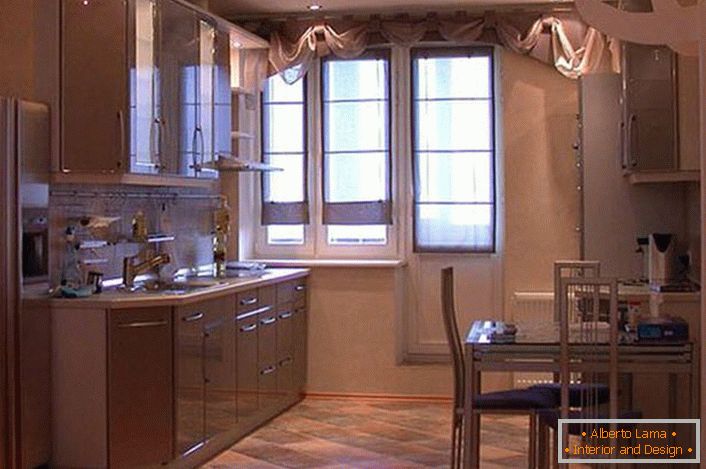 Prostrani kuhinjski set sa visećim ormarićima u svetlim beževnim tonovima izgleda privlačan i izvrsan. Umesto ostave, dizajner je napravio nišu, gde je za udobnost postavljen frižider.