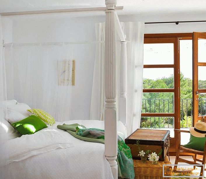 Prozirna nadstrešnica od prirodne netvorkne tkanine postaje izvrsna dekoracija spavaće sobe u mediteranskom stilu. 